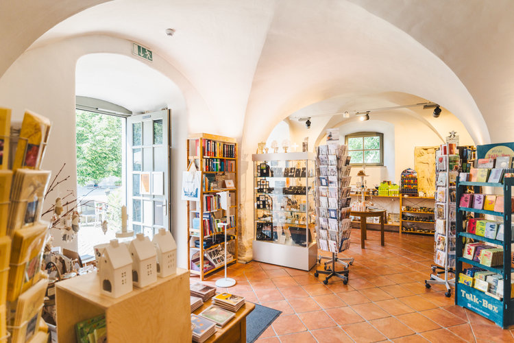 Der Klosterladen der Huysburg. Es sind diverse Bücher und Postkarten zu sehen.
