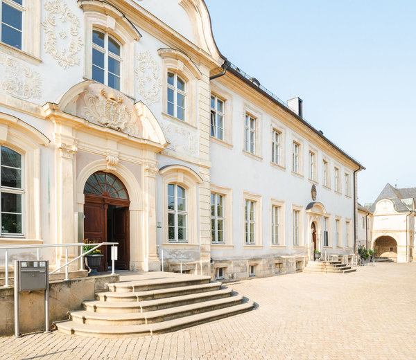 Die Eingangstür zur Rezeption und die Pforte der Huysburg.