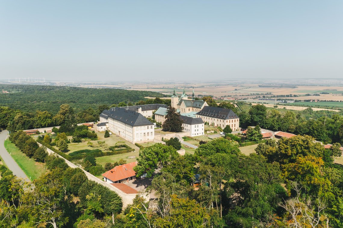 Eine Drohnenaufnahme der Huysburg mit dem Huy und Dingelstedt im Hintergrund