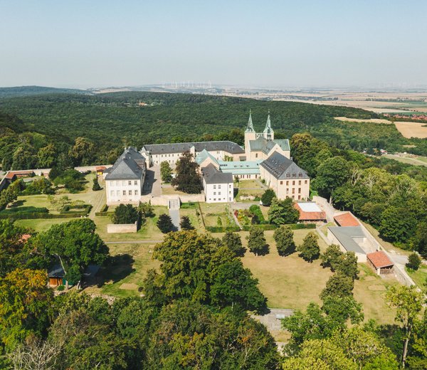 Eine Drohnenaufnahme der Huysburg mit dem Huy und Dingelstedt im Hintergrund